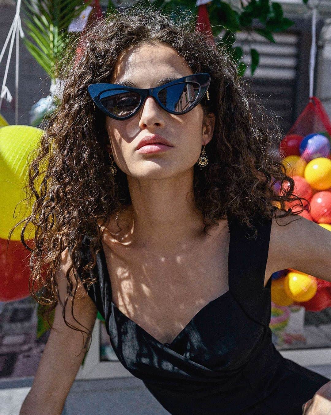 ドルチェ&ガッバーナさんのインスタグラム写真 - (ドルチェ&ガッバーナInstagram)「⁣Stories from Napoli, Italia. Chiara wears gold earrings with black sapphires and cat eye #DGEyewear sunglasses. ⠀  ⠀ Shop the #DGFW20 look at the link in bio. ⠀  ⠀ Shot by @ciropipoli ⠀  ⠀ #DolceGabbana #DGLovesNapoli #MadeInItaly🇮🇹⠀」10月7日 22時00分 - dolcegabbana