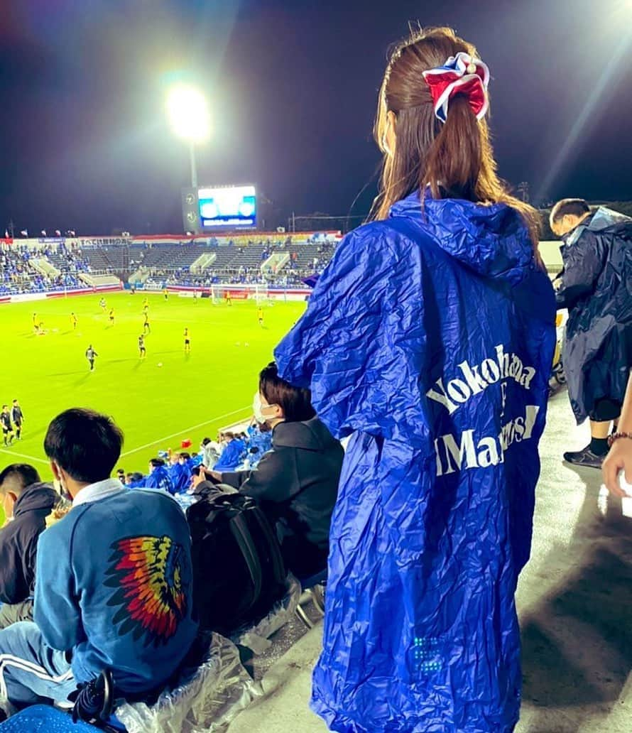 藤本真由さんのインスタグラム写真 - (藤本真由Instagram)「#ルヴァンカップ 準決勝💙⚽️✨  横浜F・マリノス🆚柏レイソル　  ニッパツ三ツ沢球技場へ行ってきました🏟試合結果は負けてしまいましたが、マリノスファンの皆さんと一緒に熱い応援ができて嬉しかったです（いつもお家でDAZN観戦だったので😩←）🔥  次こそは、勝利の女神になりたい🗽！  しわしわのカッパ☔️笑  #オウルテックレディ #owltech #横浜Fマリノス #トリコロール」10月7日 21時54分 - mayusuke25