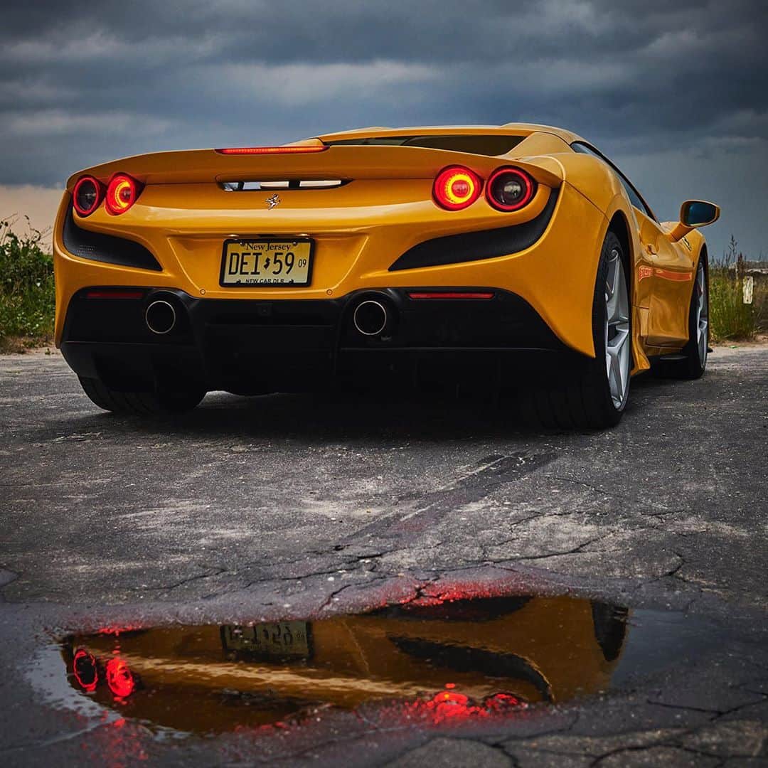 Ferrari USAさんのインスタグラム写真 - (Ferrari USAInstagram)「A stunning example of form following function. The #FerrariF8Spider’s rear blown spoiler has increased in dimensions and inclination compared to the 488 Spider, increasing the vertical load on the rear, and an addition of three new air deflectors on the spoiler has helped reduce drag.」10月7日 21時57分 - ferrariusa