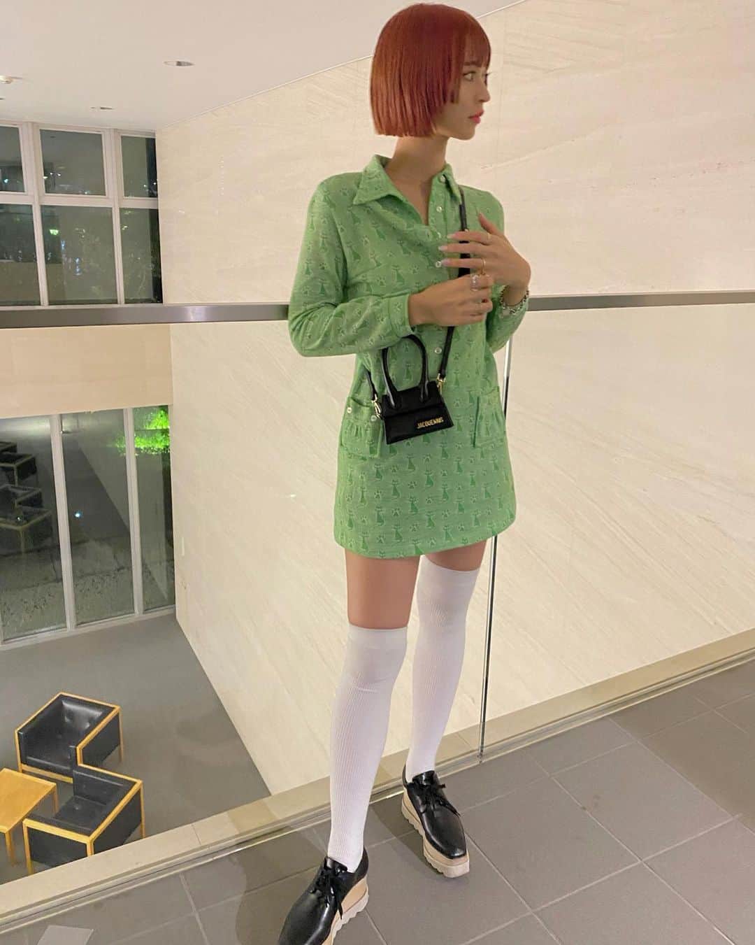 梅村実帆のインスタグラム：「ピンクオレンジ bob 復活🍑🍑🍑 miumiuぽくてかわいい vintageのネコ柄ワンピ🐈 70s やっぱり好き、girlyもたまには ♡」