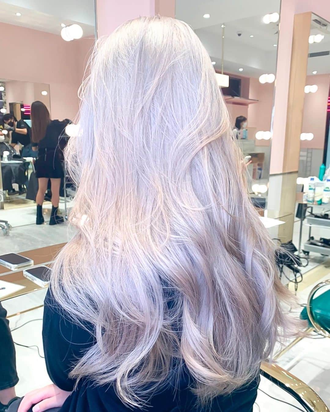 原涼香のインスタグラム：「𝐂𝐫𝐲𝐬𝐭𝐚𝐥 𝐰𝐡𝐢𝐭𝐞 ×  Layer cut A/Wの上品ホワイト🤍🤍 ㅤㅤㅤㅤㅤㅤㅤㅤㅤㅤㅤㅤㅤ」
