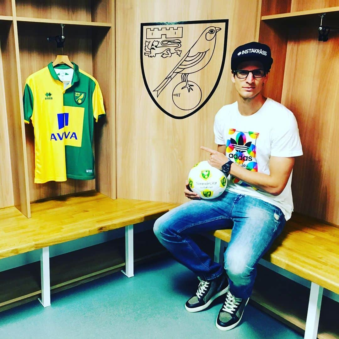 ティム・クローゼのインスタグラム：「I want to take a moment and thank all the fans, the city and especially @norwichcityfc for the last 4 1/2 years that were, simply put, beautiful.  I never thought that I could call another city home but what all of you gave me these past years, is more than just football... It’s memories and friendships that will last a lifetime!  Now the time has come to start a new adventure back home, for 1 year on loan.   Again, thank you all, a big part of my life and heart will always be 💛💚.   #otbc #tk15 #instakrässe」