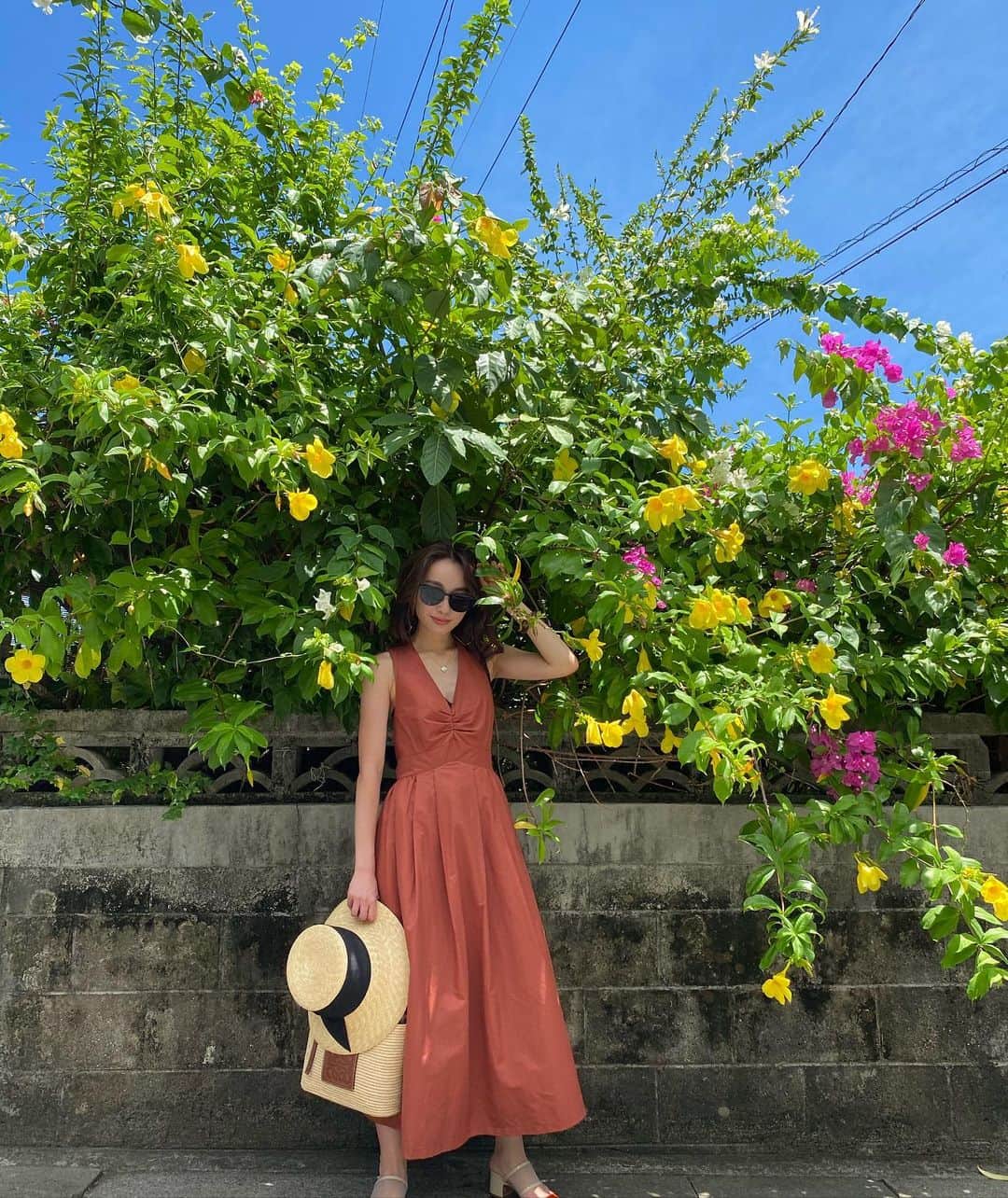 のインスタグラム：「夏と冬どっち好き？とよく聞かれるんですが、夏のが陽が長くて得した気分になるし、圧倒的に外に出かけます☺️☀️ワンピース一枚で出かけれるしね👗  だけど冬生まれだし、師走のあの感じもまた好き。つまりどっちも好き🤣❄️  夏の写真の方がカメラロールに沢山あるので、季節感無くても夏の写真も放出していきますね😊💝  ． ． ．＿＿＿＿＿＿＿＿ #outfit #coordinate #look #instafashion #셀스타그램 #얼스타그램 #코디 #스타일링 #데일리 #데일리룩 #오오티디 #카페 #카페추천 #카페 #카페스타그램」