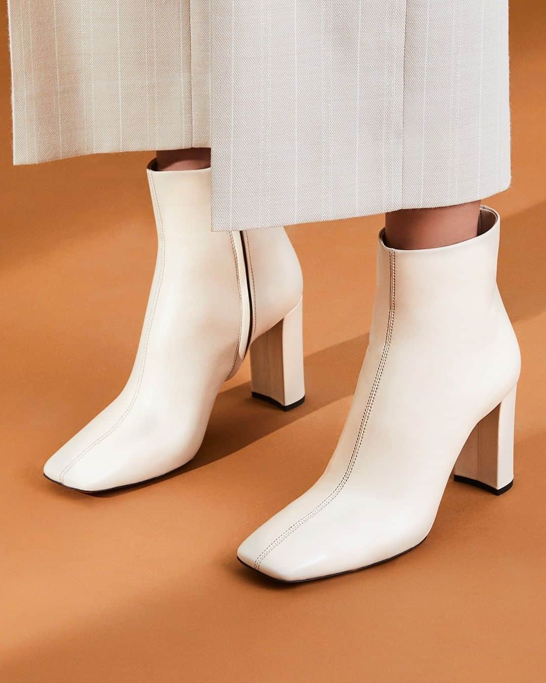 サントーニのインスタグラム：「This choice of ankle boot feels more relevant than ever with its contemporary, angular outline. #Santoni #SantoniFW20 #MadeinSantoni」