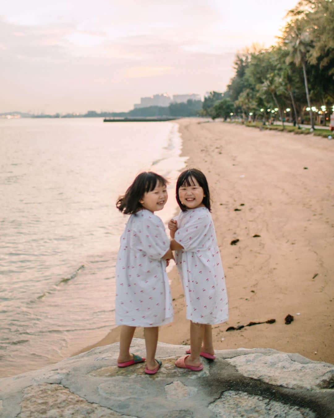 MOMOツインズのインスタグラム：「Just like the sea and sand, so different yet so beautiful together ❤️ #momotwins」
