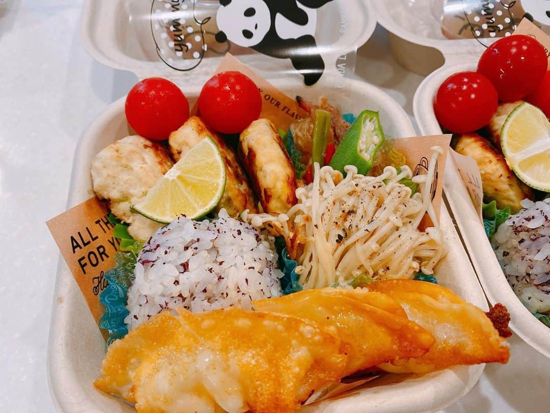 SHINOさんのインスタグラム写真 - (SHINOInstagram)「ここ最近のお弁当🍱 #オベンタグラム #おべんたぐらむ #チーズ餃子 #鳥バーグ #みなみちゃんのレシピ #太巻 #かぼちゃ #鯛の煮付け #ささみカツ #からあげ #野菜炒め #ドリア #唐揚げと鳥バーグは冷凍庫にストックしています #おかずに困った時に #ちーん！ #今週も半分終わり〜  #SHINO_lunchbox」10月7日 22時01分 - shino0605