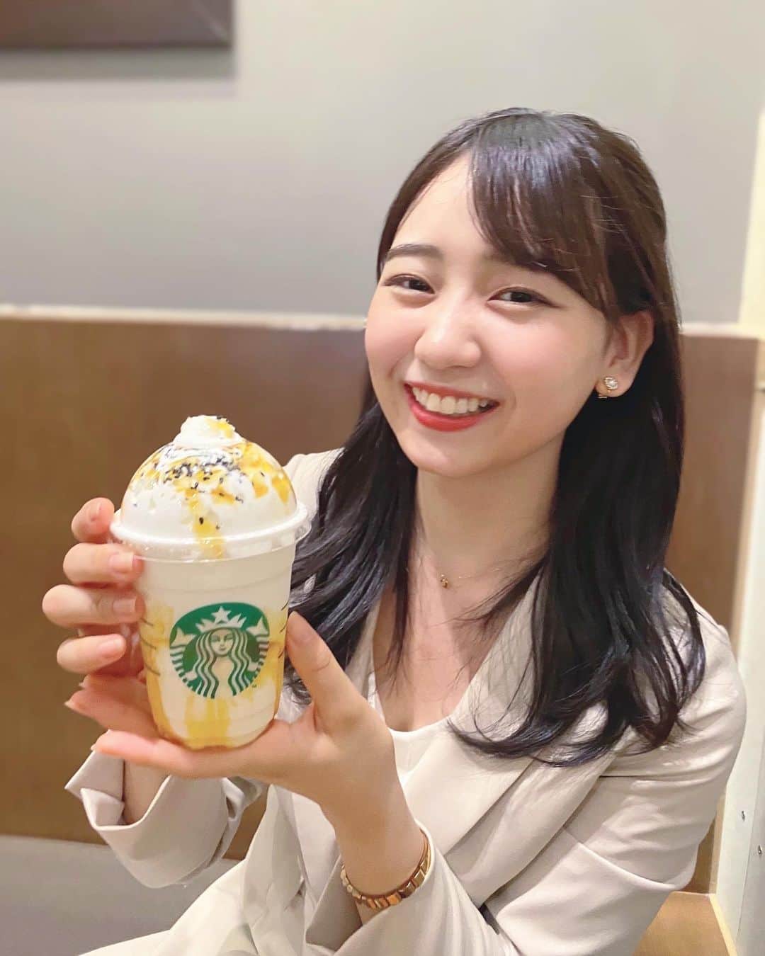 のインスタグラム：「こんばんは！﻿ ﻿ 今日はずっと飲みたかった大学芋フラペチーノを飲みました🍠🥤﻿ ﻿ スイートポテトのようなまろやかな味で﻿ まるでデザートを食べているみたい！﻿ ﻿ 実は、店員さんがホイップクリームを盛り盛りにしてくださった結果﻿、蓋を閉めたらクリームがポコンっと飛び出してしまいました🤣﻿ 見た目はちょっと不格好ですが、 店員さんのあちゃーという可愛らしい表情が見られて とてもほっこりしました☺️💭﻿ ﻿ 本日も#あゆポチ﻿ して頂けたら嬉しいです🌿﻿ ﻿ #日本女子大学 #コンテスト #ミス日本女子 #ミスコンテスト #あゆポチ #あゆたぴ #ポートレート #ポトレ #被写体 #サロモ #サロモ希望 #白 #ベージュ #コーデ #ハーフアップ #ヘアアレンジ #ヘアスタイル #スタバ #大学芋フラペチーノ #フラペチーノ #大学芋 #starbucks #coffee」