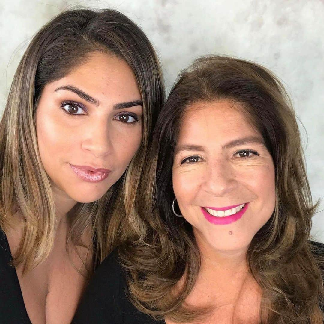 エスティローダーさんのインスタグラム写真 - (エスティローダーInstagram)「Moms are full of wisdom – and beauty advice!💋 Join us today at 3PM ET on #IGLive to celebrate #HispanicHeritageMonth with our #EsteeArtist @jocelyn_biga and her mother @maritzabiga. Jocelyn will share her mom’s advice about confidence, culture, and beauty and provide an inside look at their beauty routines, including how they are both a part of #GenerationANR. You won’t want to miss this celebration! 🎉」10月7日 22時04分 - esteelauder