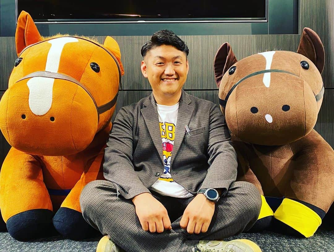お兄ちゃんのインスタグラム：「先日は終始興奮しっぱなしの特番にＭＣで呼んで頂きました🐴 岡部玲子さんも凄くノリの良い方で、お互いずっと笑顔でただただ楽しんでました😊 またオンエア言いますねぇ〜。 #グリーンチャンネル #特番 #ウマい競馬グッズの話 #競馬グッズ #岡部玲子 #ビタミンＳお兄ちゃん #お兄ちゃんネル」