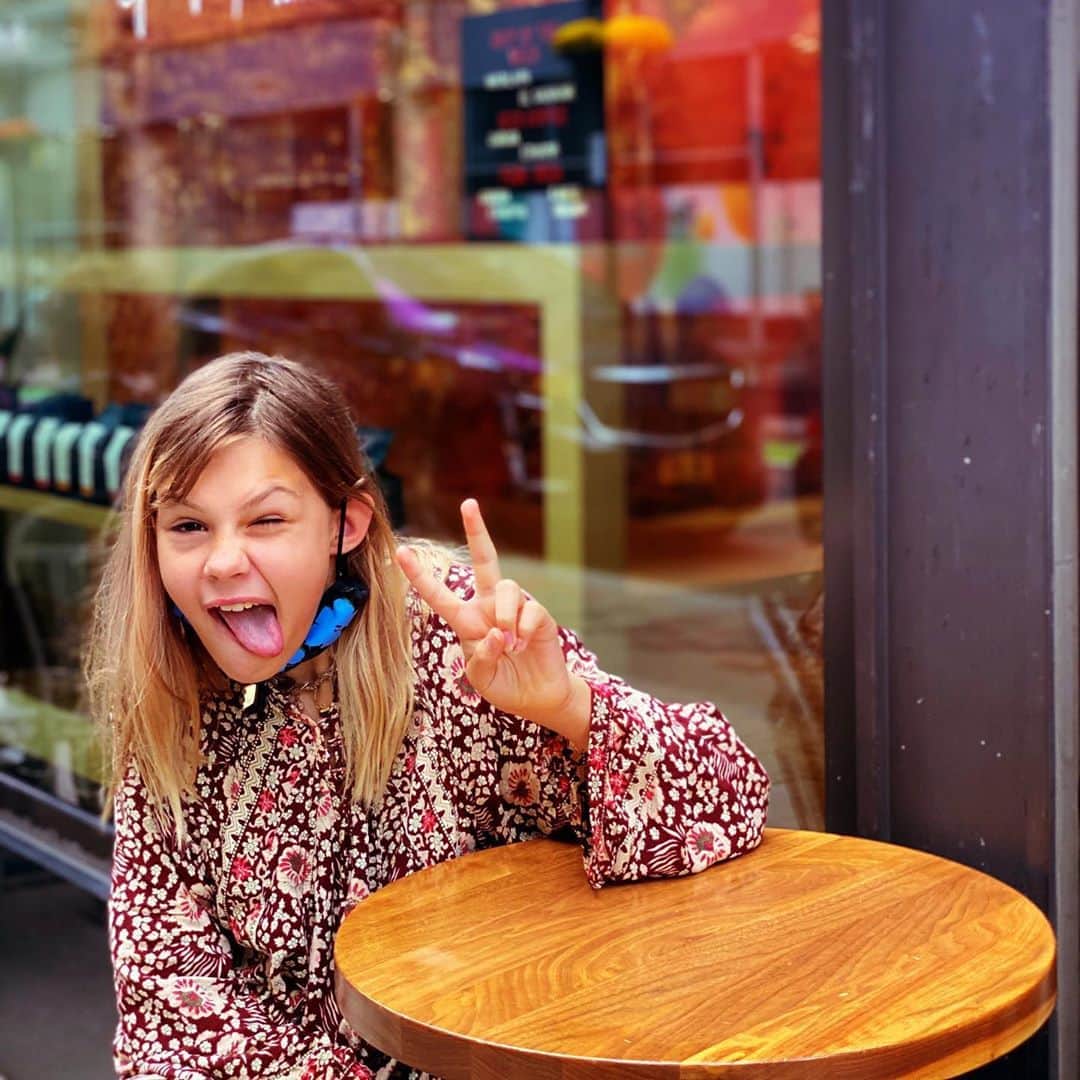 ビジー・フィリップスさんのインスタグラム写真 - (ビジー・フィリップスInstagram)「This person had the worst year of her life but her spirit is resilient and she always kept trying and she never lost sight of who she was - even when it maybe would have made things easier for others. To say she is my hero is the understatement of the century. It’s not her birthday but a new year starts today for Birdie and THIS is the energy she’s bringing to it. What luck that I get to be her mother. ❤️」10月7日 22時09分 - busyphilipps