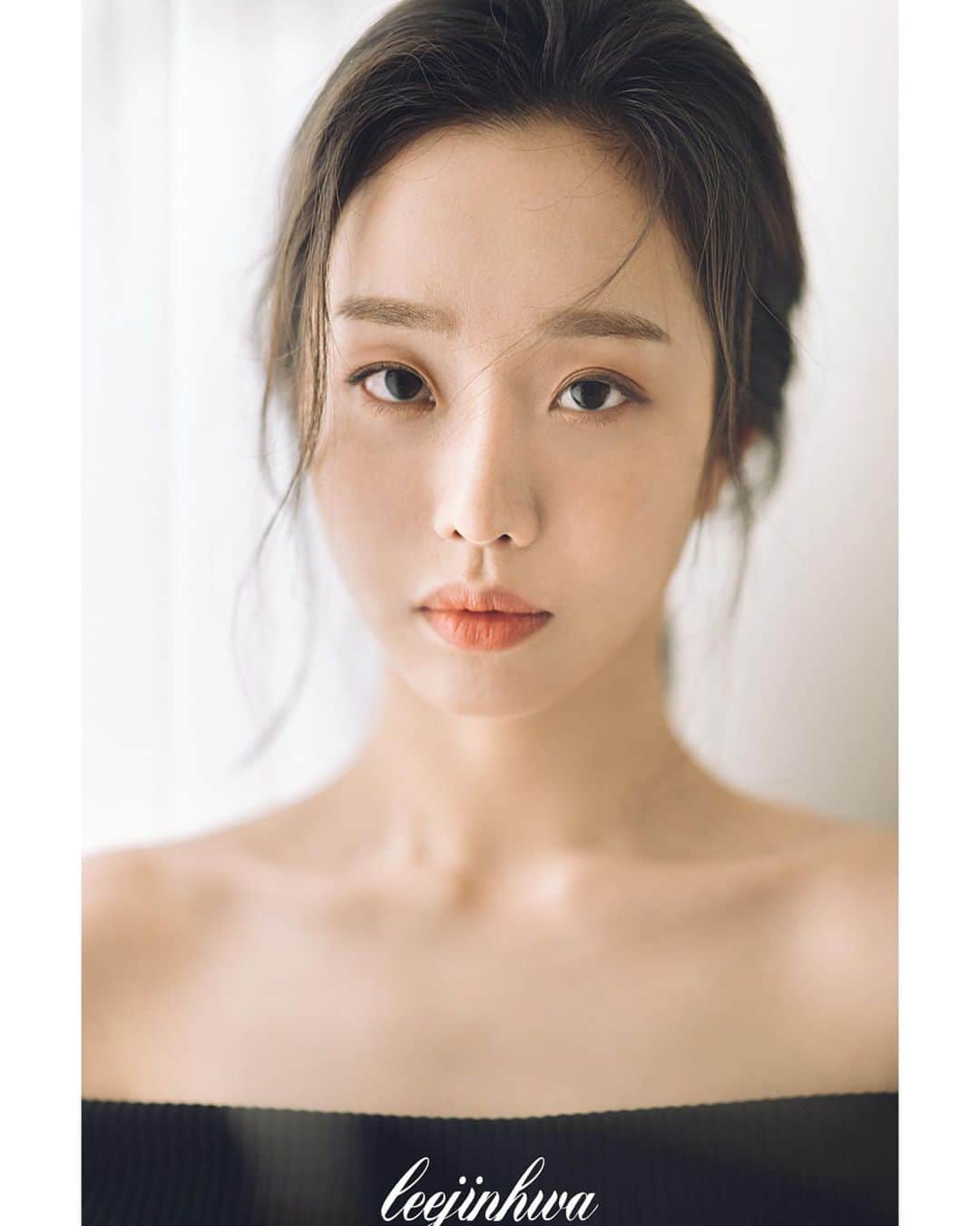ムン・イェウォンのインスタグラム：「나라는 사람을 언니의 두 눈으로 그리고 렌즈로 잘 관찰하고 나도 몰랐던 나의 모습들을 찾아내서 사진에 담아주는 갓진화님 ❤️ 나의 순간들을 언니를 통해 담아낼 수 있어서 행복하고 감사하다 ❤️ 여러분!!! 이진화씨를 찾아가세요!!! 꺅!!!  📸 @_jinhwa @leejinhwa_snap 💄 @mua_eji  🏡 @amelistudio.kr」