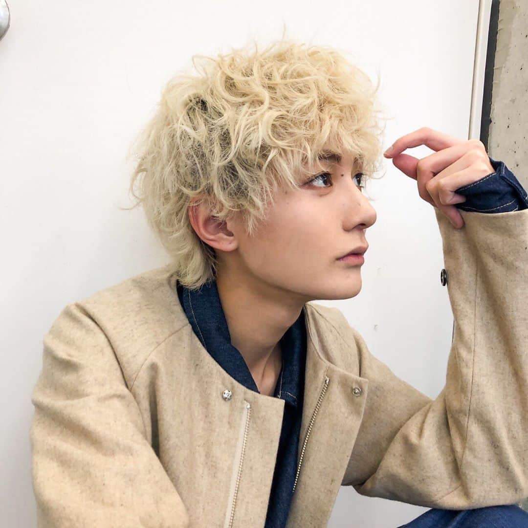 なおさんのインスタグラム写真 - (なおInstagram)「WHITEで新井さんにクルクルカーリーヘアで沢山撮ってもらった🥳 普段やらないスタイルで新鮮で楽しかった👏 新井式ハイトーン施術のおかげでモチがとても良い幸せ☺️別スタイルも撮ったのでお楽しみに〜✌️  ・ ・ ・  #oceantokyo #oceantokyowhite #ハイトーンカラー #金髪 #メンズヘア #クルクルパーマ #クルクルヘア #ulzzang #ulzzangboy #ulzzangkorea #雰囲気 #美男美女と繋がりたい #韓国好きな人と繋がりたい #おしゃれさんと繋がりたい #メンズメイク #me #selfie #followme #fff #l4l #tflers」10月7日 22時11分 - kaname_dayo_05