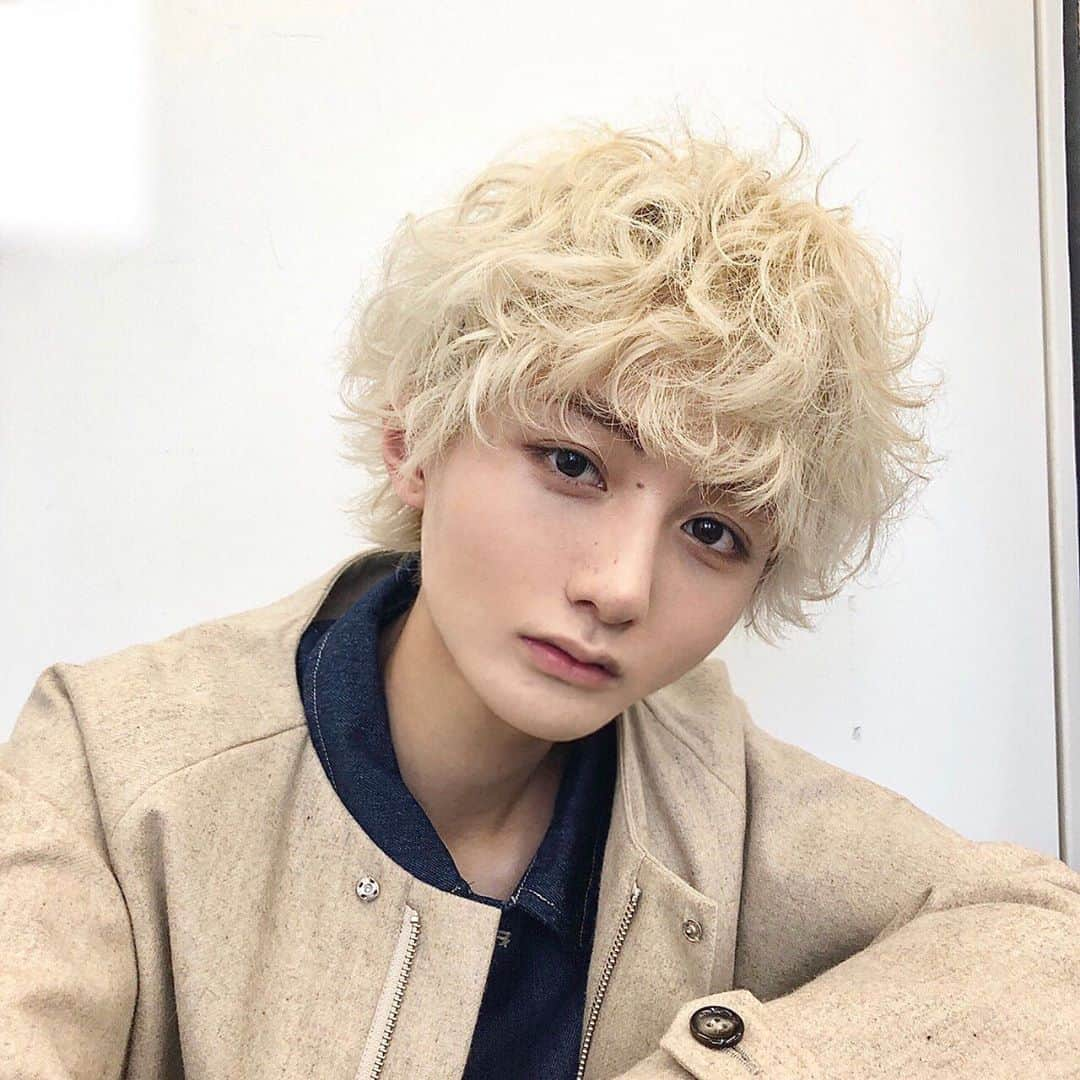 なおさんのインスタグラム写真 - (なおInstagram)「WHITEで新井さんにクルクルカーリーヘアで沢山撮ってもらった🥳 普段やらないスタイルで新鮮で楽しかった👏 新井式ハイトーン施術のおかげでモチがとても良い幸せ☺️別スタイルも撮ったのでお楽しみに〜✌️  ・ ・ ・  #oceantokyo #oceantokyowhite #ハイトーンカラー #金髪 #メンズヘア #クルクルパーマ #クルクルヘア #ulzzang #ulzzangboy #ulzzangkorea #雰囲気 #美男美女と繋がりたい #韓国好きな人と繋がりたい #おしゃれさんと繋がりたい #メンズメイク #me #selfie #followme #fff #l4l #tflers」10月7日 22時11分 - kaname_dayo_05