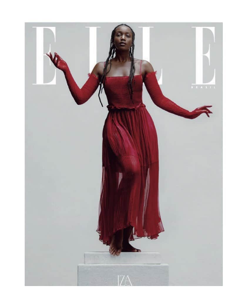 ジュリアナ・パエスのインスタグラム：「Que saudade que eu tava de folhear uma @ellebrasil Feliz demais que a #ellebrasilvoltou e ainda por cima com essa DEUSA que eu amo tanto na capa! @iza amei sua entrevista!! Quem não leu vale a pena!」
