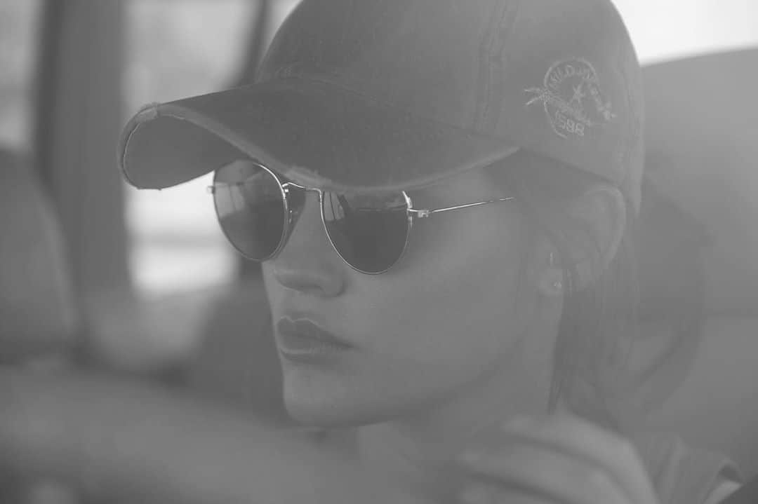 ルーシー・ヘイルのインスタグラム：「meet Elly🌵🧢🎥 / @borregofilm / 📷: @ikertonix」