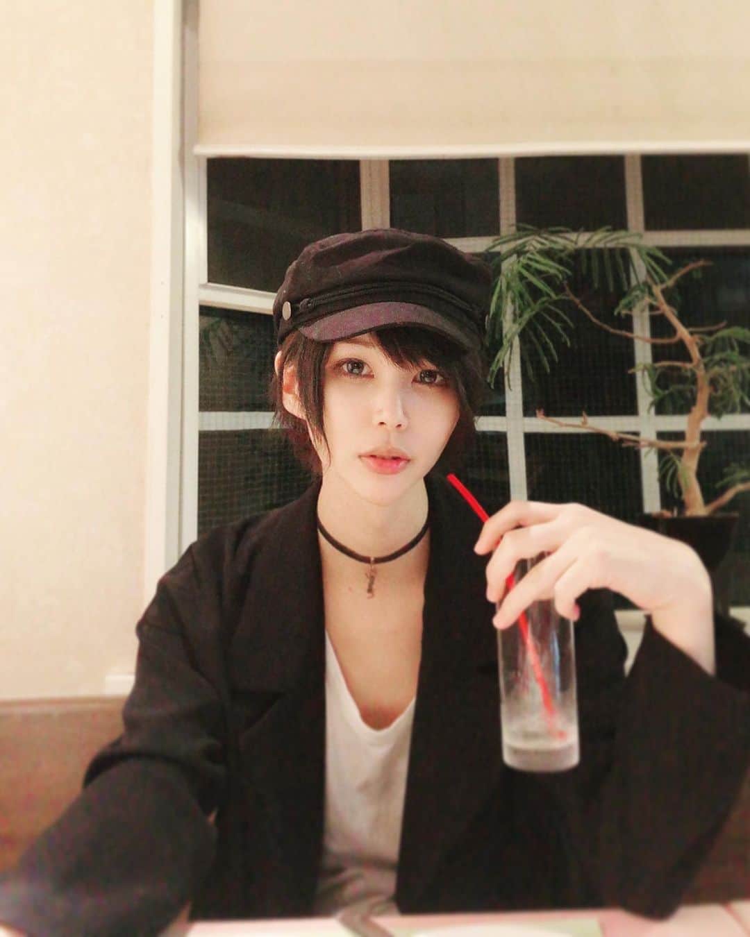 のインスタグラム：「學生風レトロコーデ . エネルギー補給の為に　#鎌倉　に行ってきました 長谷寺　観音ミュージアム　オルゴール堂etc… (勿論撮影OKの場所) . ディナーは　#スパイスハウスぺぺ  めちゃくちゃ元気でました　幸せ また絶対行きます 鎌倉との相性良い ††††††††††† sightseeing in Kamakura  ††††††††††† #ポートレート　#中性  #中性さんと繋がりたい　#雰囲気　#雰囲気好きな人いいね 　　#transgender #lgbt  #boyish 　#ゴシックファッション　#genderfluid #ボーイッシュ #lgbtq #goth #レトロ  #ウルフ　#男装　#男装女子　#ジェンダーレス　#黒髪ショート」