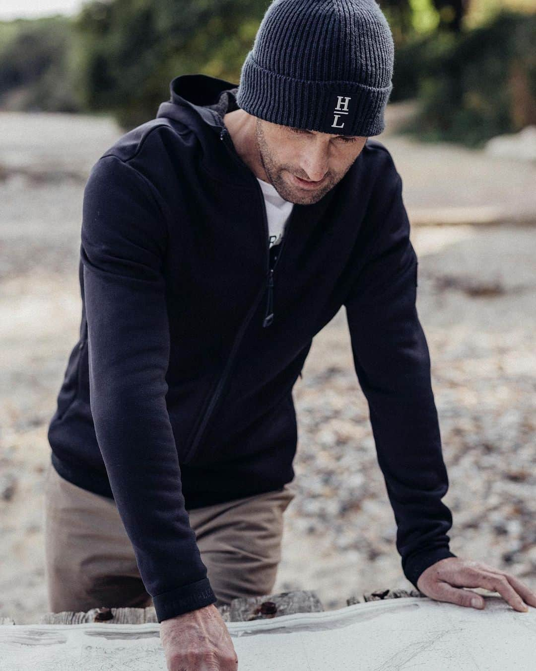 ヘンリロイドさんのインスタグラム写真 - (ヘンリロイドInstagram)「NEW ARRIVAL / THE TECHNOWOOL DRUMONE ZIP HOOD   This week we are excited to launch the Drumone Zip hood. As worn by SIR BEN AINSLIE it has been created using the innovative Technowool fabric by Italy's world leading fabric manufacturer Pontetorto.  What makes the Drumone Zip Hood special is the TECHNOWOOL fabric used on the internal side of the product, which has many key benefits:  - Recycled  - Quick Drying - Thermoreregulation/Insulation - Odour Management   Other features include: - Branding to cuff and waistband - Nylon outer for durability  - Two front pockets  - HL branded zip  Shop now at our new direct price by clicking the link in our bio #Henri-Lloyd #innovation #technical #sailing #function #authentic #pioneer」10月7日 22時19分 - henrilloyd_