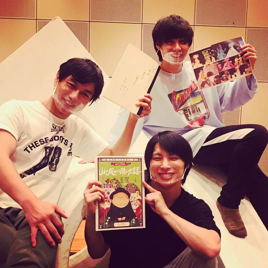 吉田ヒトシのインスタグラム：「<ご報告> 3月より稽古に参加、夏前よりツアースタートでしたが、延期を重ねて10月からのスタートになりました。 この度、文化庁の舞台芸術事業にキャストとして参加致します。  第一弾は鹿児島ツアー。 10月、鹿児島の小学校へ来校し宮澤賢治の「山の風から聞いた話」、「セロ弾きのゴーシュ」二つの物語を披露します。  上演にあたり感染症対策としてマスクシールド着用、PCR検査、健康観察表提出など厳しいチェックがありました。 移動はロケバスの陸路のみでキャスト以外最低限の人しか会わない状態で移動。長距離なかなか疲れました。  明後日から本番。 ファッションショーに出演したことのある子供たちに会えたら嬉しいなぁと思いながら巡ってきます。  現場で学ぶこともたくさんあります。帰ったらそれをみんなに伝えてゆきたいと思っています。 一枚の写真は共演者のイケメンくん。右が竜樹くん、右下が凉二くん。  #吉田ヒトシ #宮澤賢治 #吉柳竜樹  #佐久間凉二  #劇団野ばら #文化庁 #小学校公演」