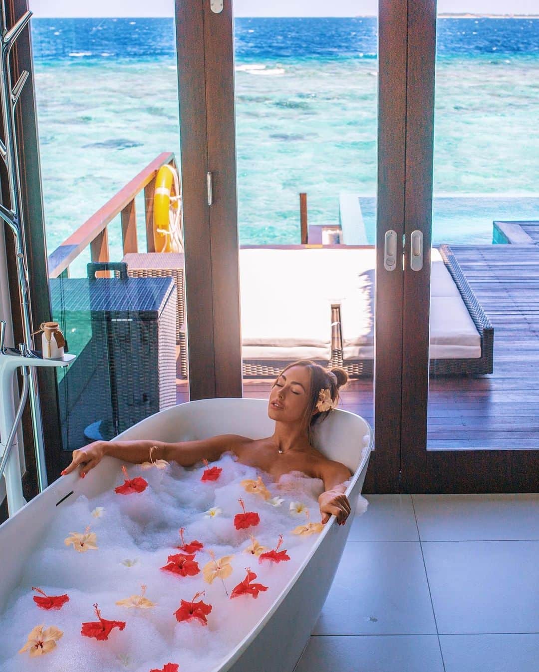 ホープ・ビールさんのインスタグラム写真 - (ホープ・ビールInstagram)「Bubble bath in paradise thanks to @heritanceaarah  . @projectfomo @resortlife.travel」10月7日 22時21分 - hopebeel