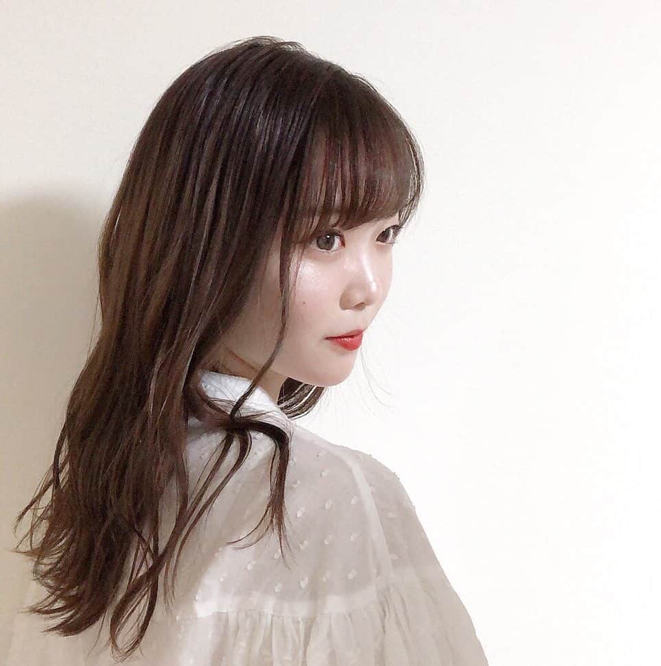 齋藤佳穂のインスタグラム：「NYNY桂店さんにて イルミナカラー、カット、イルミナ専用のトリートメントをしていただきました💇🏻‍♀️  今回もさらっさら〜 ありがとうございます😊  #NYNY #NYNY桂店#イルミナカラー#京都美容室#アッシュカラー#グレージュカラー#ミディアムヘアー#秋カラー#秋服#ミスキャン#ミスコン#ミルクティーベージュ #ミルクティーカラー #ミルクティーグレージュ #ミルクティーブラウン」
