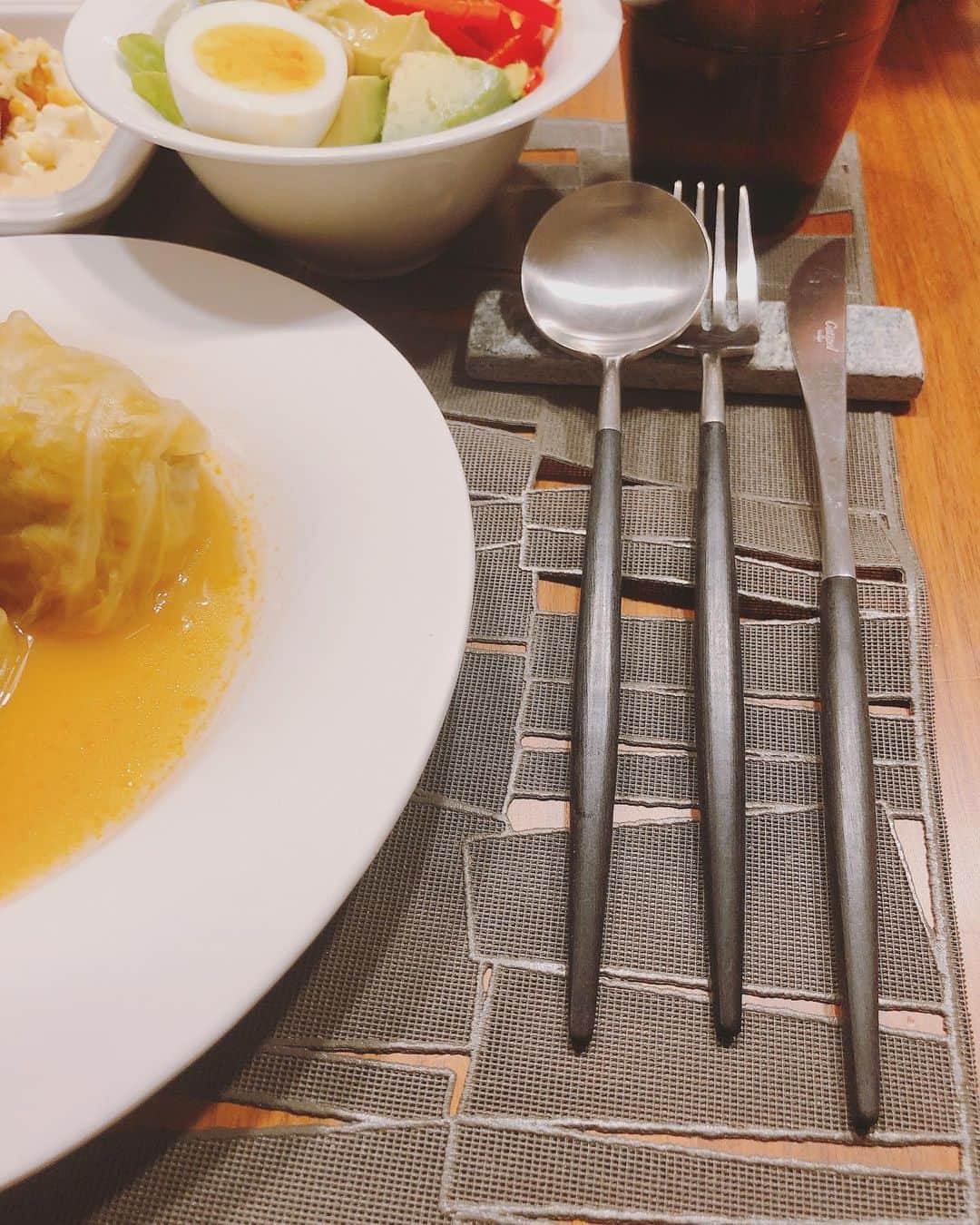 本田朋子さんのインスタグラム写真 - (本田朋子Instagram)「今夜はロールキャベツ。 あったかメニューが食べたくなりますね。  #夕飯 #メニュー #ロールキャベツ #美濃焼のお皿で #初めて息子も #ロールキャベツ食べてくれた #母小躍り #cutipol」10月7日 22時23分 - tomoko_honda_official_phonics