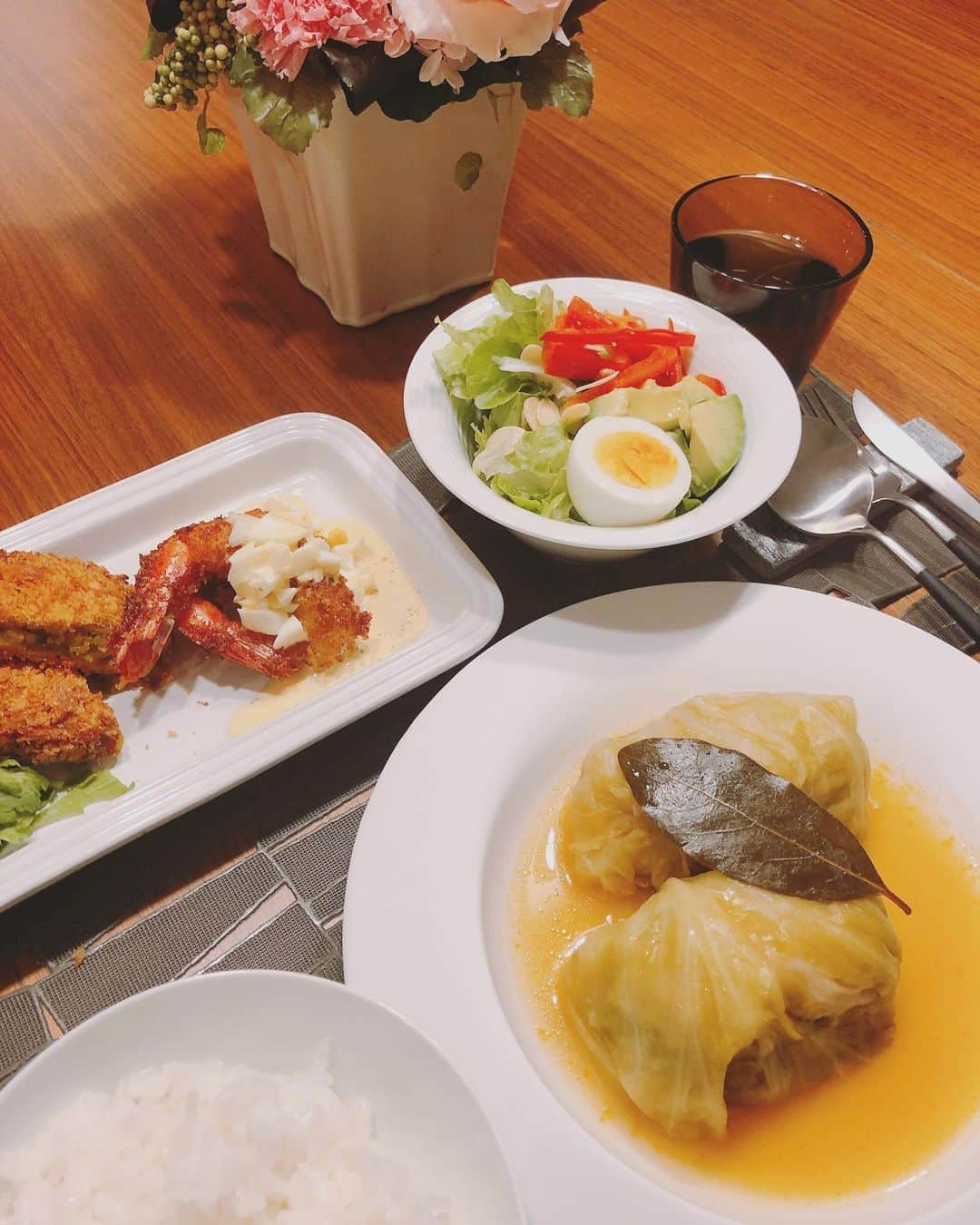 本田朋子さんのインスタグラム写真 - (本田朋子Instagram)「今夜はロールキャベツ。 あったかメニューが食べたくなりますね。  #夕飯 #メニュー #ロールキャベツ #美濃焼のお皿で #初めて息子も #ロールキャベツ食べてくれた #母小躍り #cutipol」10月7日 22時23分 - tomoko_honda_official_phonics