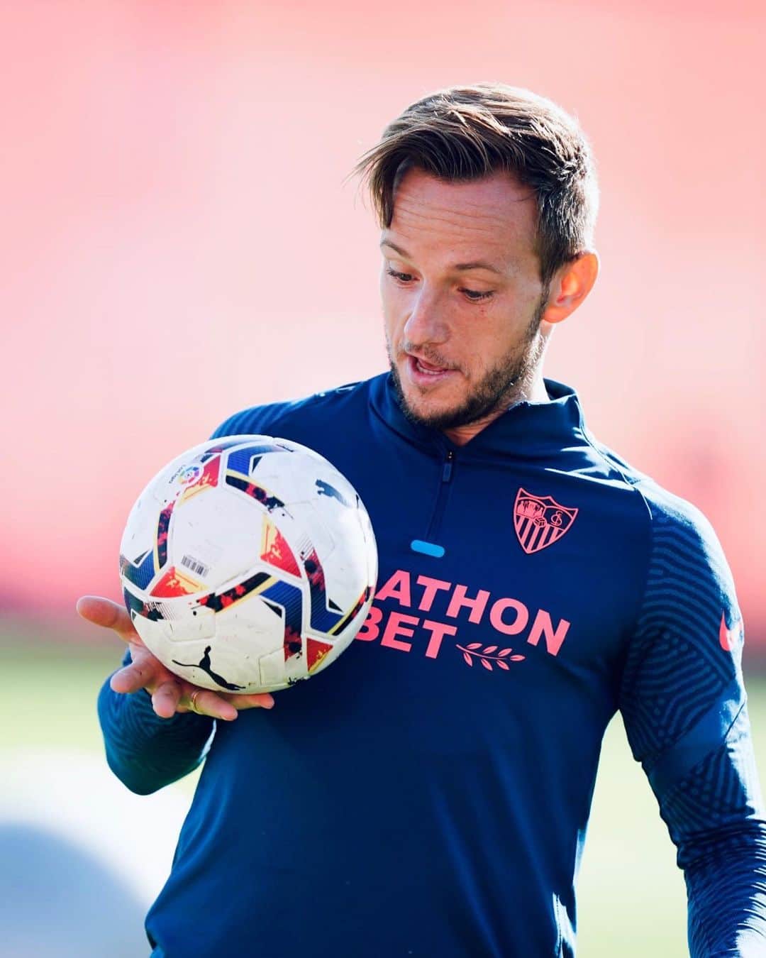 イヴァン・ラキティッチのインスタグラム：「Enamorado de ella desde el primer día! ❤️⚽️ #IvanRakitic  — I love you since day One! ❤️⚽️ #IvanRakitic」