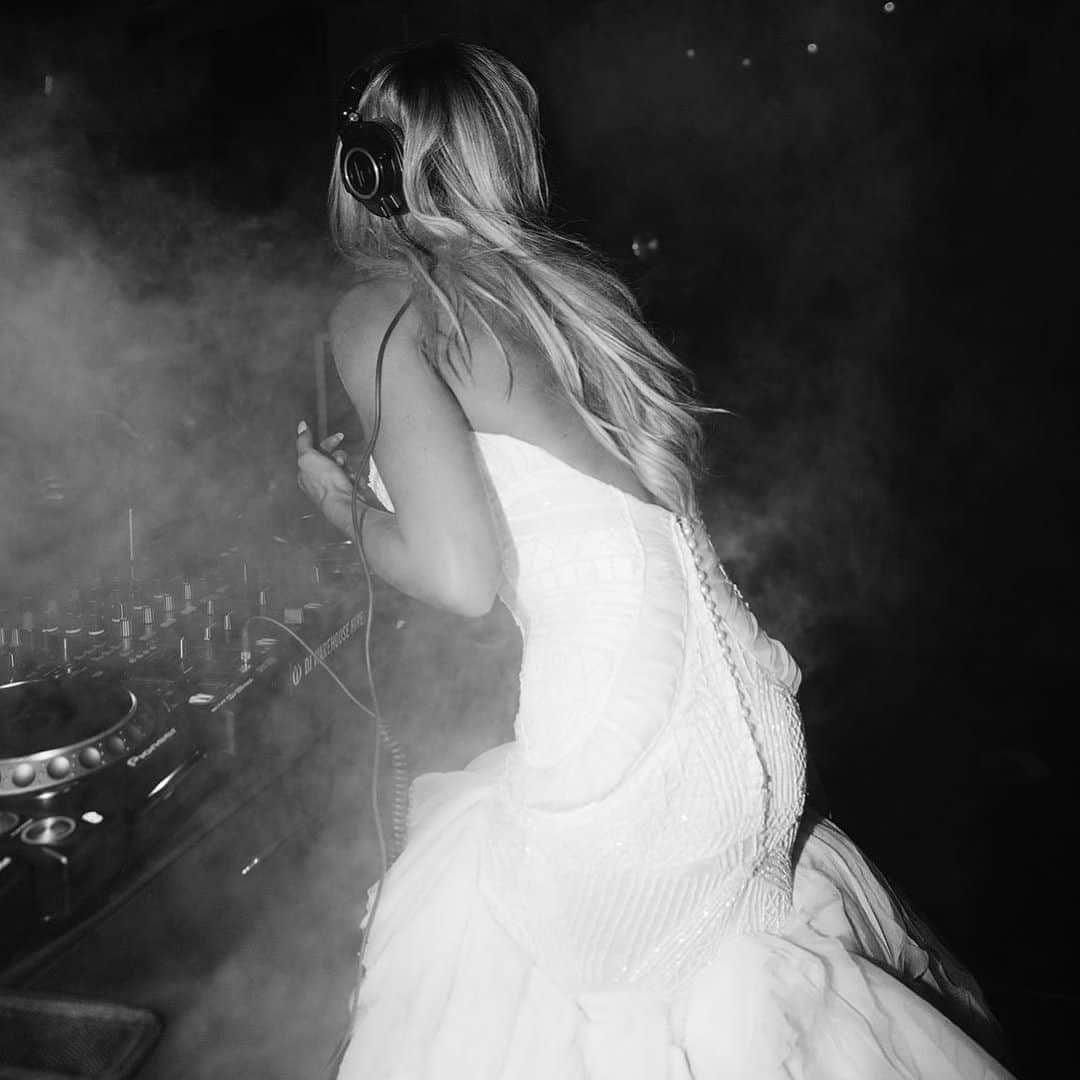 BROOKE EVERSさんのインスタグラム写真 - (BROOKE EVERSInstagram)「Yes I did Dj my own wedding in my stunning @cappellazzocouture dress!!!! TAKE ME BACK NOW! #3years 😍 📷 @jennaagiusphotography」10月8日 9時18分 - brookeevers