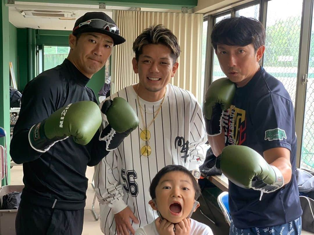 西岡剛さんのインスタグラム写真 - (西岡剛Instagram)「皇治が始球式をし、強が君が代👍 栃木で合流するとは🤣  皇治が試合と同じグローブをプレゼントしてくれたが、俺ら2人に渡してしまうと、こうなってしまうよねー🤣  #皇治 #強 #川﨑宗則 #西岡剛」10月8日 7時47分 - tsuyoshinishioka_official