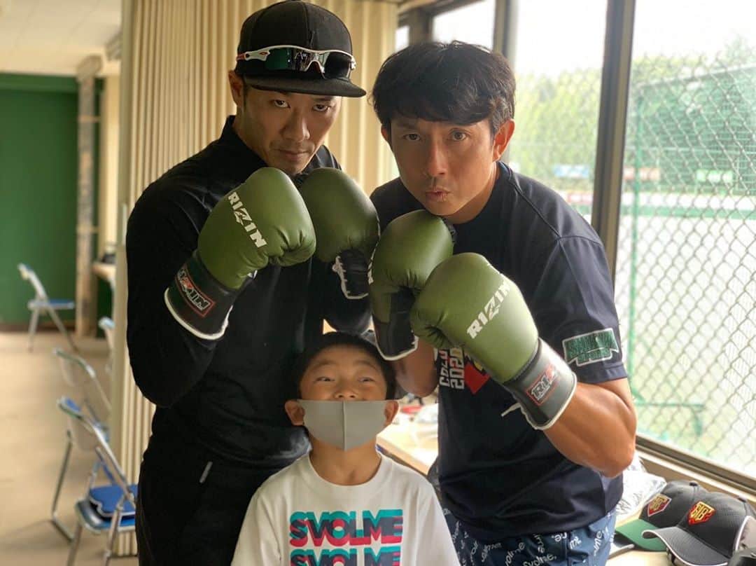 西岡剛のインスタグラム：「皇治が始球式をし、強が君が代👍 栃木で合流するとは🤣  皇治が試合と同じグローブをプレゼントしてくれたが、俺ら2人に渡してしまうと、こうなってしまうよねー🤣  #皇治 #強 #川﨑宗則 #西岡剛」
