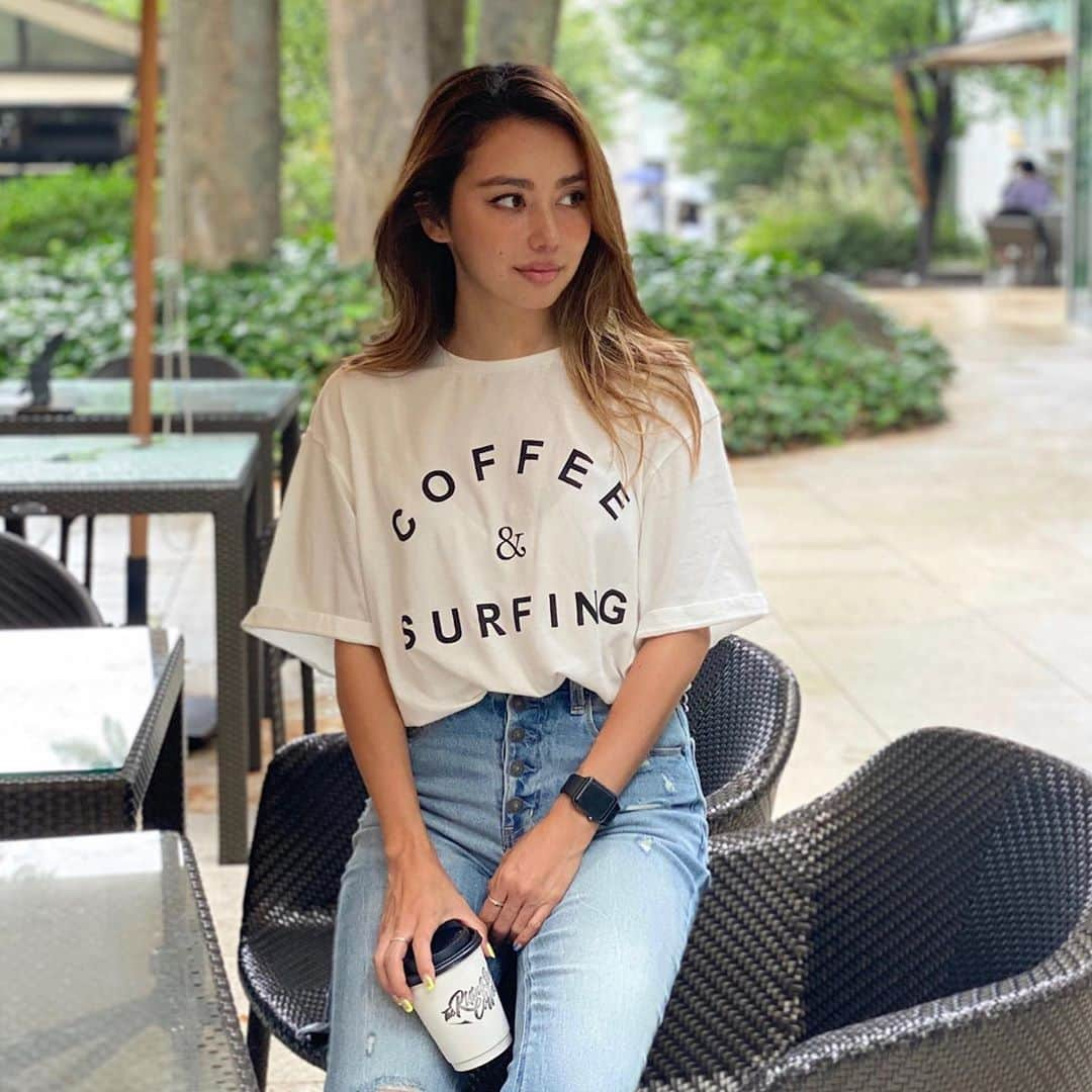 坂口憲二（THE RISING SUN COFFEE）さんのインスタグラム写真 - (坂口憲二（THE RISING SUN COFFEE）Instagram)「◆GOOD MORNING COFFEE‼︎◆  【NEW RELEASE】  COFFEE&SURFING TEE(BLACK&WHITE)  大好評を頂いてます、COFFEE&SURFINGシリーズにオリジナルTEEの登場です。  オリジナルのボディは4.6オンスと軽くて柔らかいので着心地の方も抜群です。デザインもシンプルなので男女ともにどのようなシーンにも合う仕様になっております！  販売は明日金曜日からオンラインストアにて開始します。  therisingsuncoffee.com  special thanks  @yasumamiura & @urarae   #coffee #coffeebeans  #coffeeroaster  #coffeelab  #coffeeandsurfing  #coffeetime  #coffeelover  #coffeebreak  #coffeeshop  #coffeestand  #coffeeholic  #coffeehouse  #coffee_inst  #coffeemaker  #coffeeshops  #coffeecoffeecoffee  #coffeenclothes  #coffeeaddict  #coffeeculture  #coffeemorning  #coffeemag #specialitycoffee  #tee #black&white #TRSC」10月8日 8時02分 - therisingsuncoffee