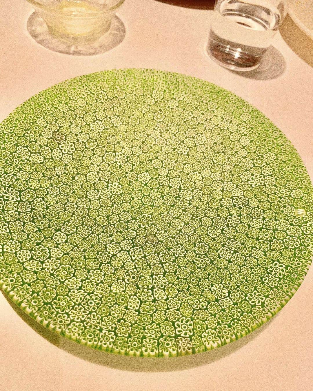 金子実加さんのインスタグラム写真 - (金子実加Instagram)「かわいいお皿が気になる🥺✨ 最近お家ご飯が世界1美味しいから、 食器を凝るのも良いなと思うようになりました😁 これは自分のではありません。笑 . . . . . . . . . . #食器　#ベネチアンガラス #おしゃれ食器　#ホムパ　#ケーキ　#女子会　#m」10月8日 8時02分 - kanekomika0127