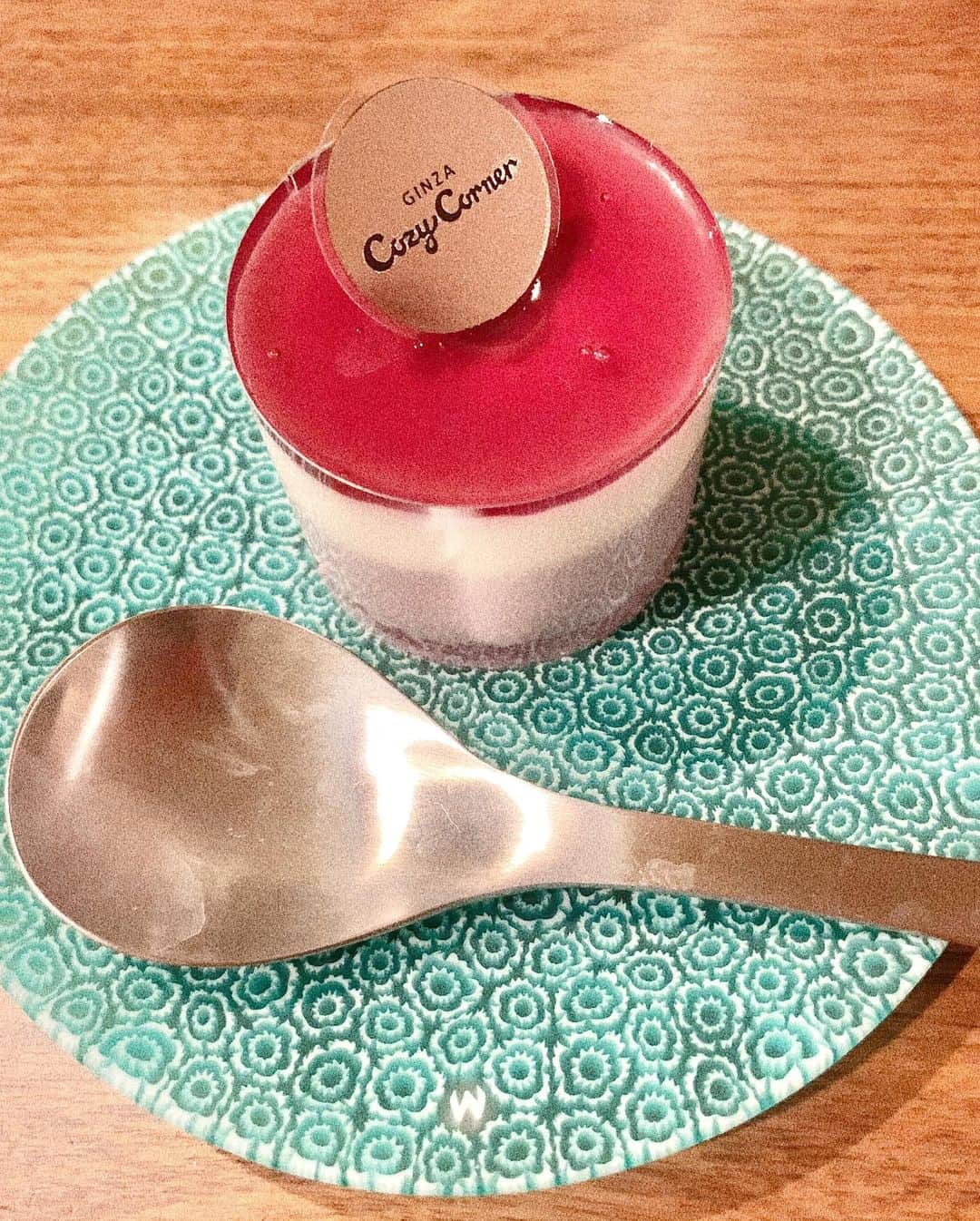 金子実加のインスタグラム：「かわいいお皿が気になる🥺✨ 最近お家ご飯が世界1美味しいから、 食器を凝るのも良いなと思うようになりました😁 これは自分のではありません。笑 . . . . . . . . . . #食器　#ベネチアンガラス #おしゃれ食器　#ホムパ　#ケーキ　#女子会　#m」