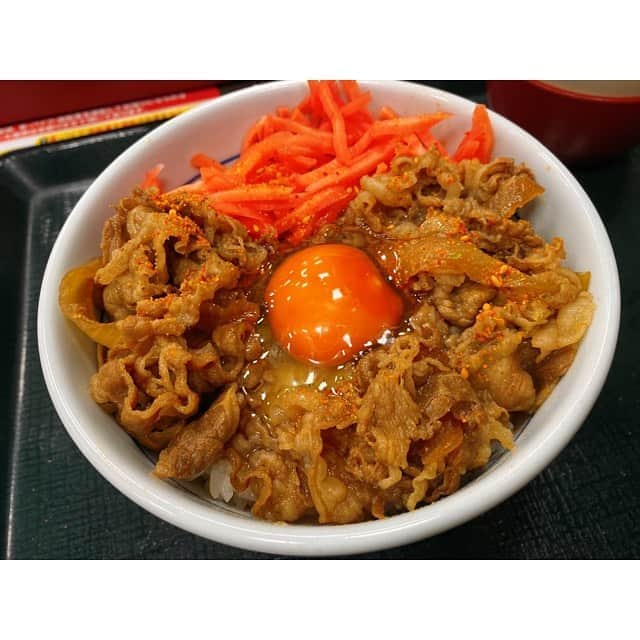 三島ゆかりさんのインスタグラム写真 - (三島ゆかりInstagram)「ひっさびさになか卯で牛丼食べました🍚✨ 私は基本どこの牛丼チェーン店でも、つゆだく＋卵で真ん中にどーんして端っこに紅生姜💖👍 上から七味を振りかけていただきます😋🙏 久しぶりに食べたら美味しかった〜☺️ でもなか卯は親子丼とうどんのセットがおすすめやけどねw🍎 この日は牛丼の気分やったのよ😂 #なか卯 #牛丼 #和風牛丼 #おすすめ #親子丼とうどんのセット #美味しかった #三島ゆかり #ゆかりんご #卵はとかずに落とし卵バージョン #七味大量 #お腹空いてきた #おはようございます #珍しく早起き #昨日早寝したから #instagood #instalike #instafood #japanesefood #follow」10月8日 7時58分 - apple340