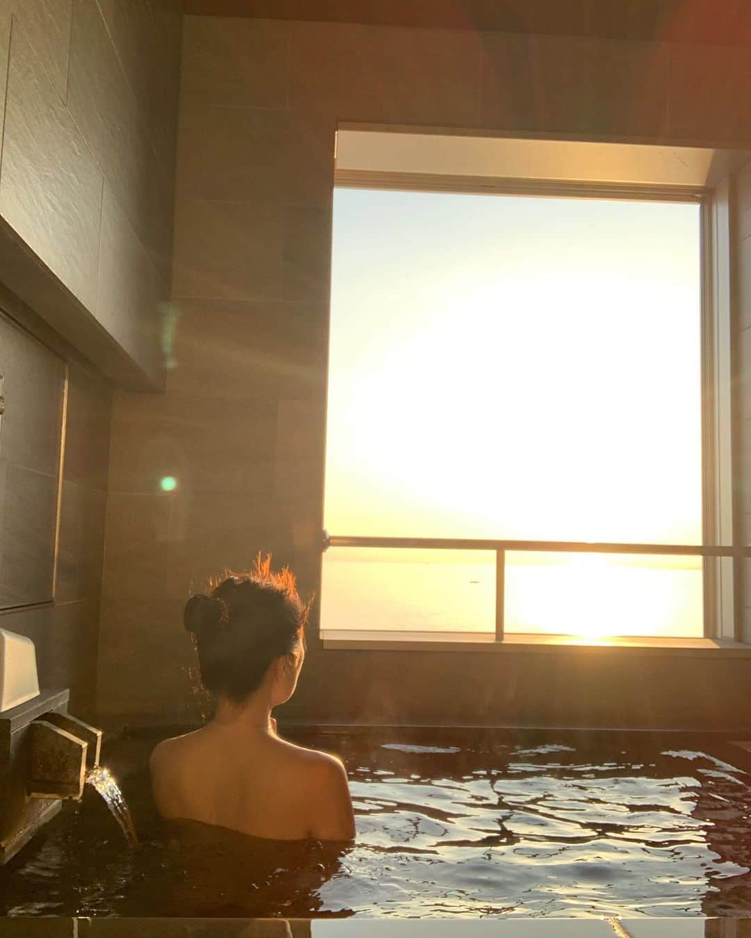 浅井香葉子さんのインスタグラム写真 - (浅井香葉子Instagram)「【温泉×海】﻿ ﻿ AMANE RESORT SEIKAI は﻿ 全てのお部屋がオーシャンビュー﻿ そして客室露天風呂付き﻿ ﻿ 時間を気にせず﻿ 好きな時に入れて幸せ♡﻿ ﻿ オススメは﻿ 朝陽と夕陽のタイミング☀️﻿ ﻿ オレンジ色のグラデーションと﻿ 海を見ながら﻿ 温泉に浸かると﻿ ﻿ 自然と一体感を感じ﻿ 不思議と本能に﻿ 向き合いやすくなります﻿ ﻿ 自分が本当にしたいことを考えたり﻿ 思考をクリアにしたい時はいつも﻿ 温泉浸かりにいきます^ ^﻿ ﻿  ﻿お湯の温度は70度と高温！ お水を入れて調整しますよ✨  客室意外にもホテル内に﻿ 2つの露天風呂がありますよ♨️﻿ 広いお風呂に入りたい時はこちらへ﻿ ﻿ ﻿  ____________________ 📍大分県別府🇯🇵 💍 @amaneresort  ____________________  〜美しさの種は自分の中に在る〜 全ては自分と向き合うことから  ____________________★_____________________ 「在り方・歩き方・美しい動きの魅せ方」で あなたの存在そのものを輝きにする MUSEL Walking ＆ Life  👠レッスンのご依頼は  @asaikayoko プロフィールURLから  _________________________________________ #別府 #別府温泉 #別府ホテル #amaneresortseikai #大人旅 #大人旅jp #tabijyo  #ラグジュアリーホテル  #gotoキャンペーン #大分旅行 #女子旅 #海の見えるホテル #露天風呂付き客室 #温泉旅行 #温泉女子 #ウォーキングリトリート #歩くマインドフルネス #旅walk」10月8日 7時58分 - asaikayoko