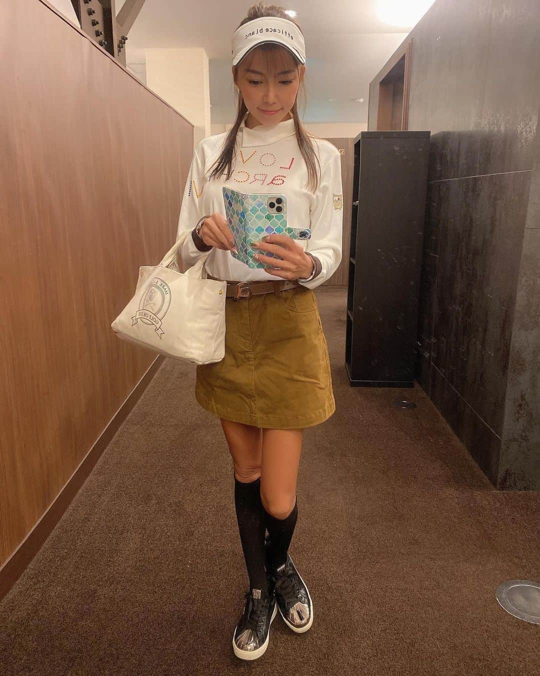 のインスタグラム：「☺︎*･ おはようございます♡ ・ 先日のコーデ🍁 #visor @efficace_blanc #エフィカスブラン #tops #belt @archivio.official_online #アルチビオ #skirt @jackbunny_official #ジャックバニー #shoes @comocome.golfselect #コモコーメ #bag @markandlona #マークアンドロナ ・ ・ ・ 《11月のラウンドイベント企画》 11/11 (水) #東京国際空ゴルフクラブ 11/14(土) #富士箱根カントリークラブ お問い合わせ&お申込みは @smilegolf2018 までお願いします💌 ・ ・ ・ @tokyoairportgolf  #ゴルフイベント #ラウンドイベント #ラウンド企画 #スマイルゴルフ #ゴルフ #ラウンド #いづみんゴルフ #いづみん #ゴルフ女子 #izumingolf #izumin_golf #golf #golfgirl #sport #골프 #กอล์ฟ」