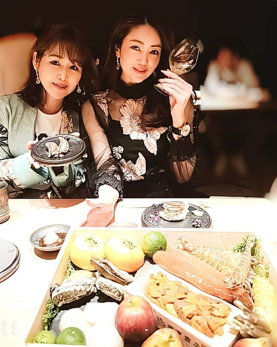 今堀恵理さんのインスタグラム写真 - (今堀恵理Instagram)「餃子とナチュールワイン「兎屋」  @usagiya_kyoto  が  9月にオープンしたのでさっそく行ってきました。 コース仕立てでフレンチも入った進化系  中国では水餃子を作って食べて、翌日以降に余った餃子を熟成させて焼いたり揚げたりするという文化があるそうで、揚餃子などは熟成された餃子なの。 つけだれなども美味しい❤  帆立餃子、カラスミの餃子、鮑の餃子、ラム餃子、チーズ餃子、味噌スープ餃子、もあり。全部食べたくなるし全部よく考えられてあるの  店内のカウンターの雰囲気もオシャレでデザイナーズで最先端  私はペアリングで食べましたが、ワインのエチケットも１つ１つ楽しめましたよ  この日の時計コーデは @nomonday_jp  『eriimix』クーポン使用で10パーセントオフになります。  #餃子 #kyotogroumet #進化系餃子 #ナチュールワイン #nomonday　#ノーマンデー　#腕時計　#時計　#手元倶楽部」10月8日 8時04分 - eriimahori