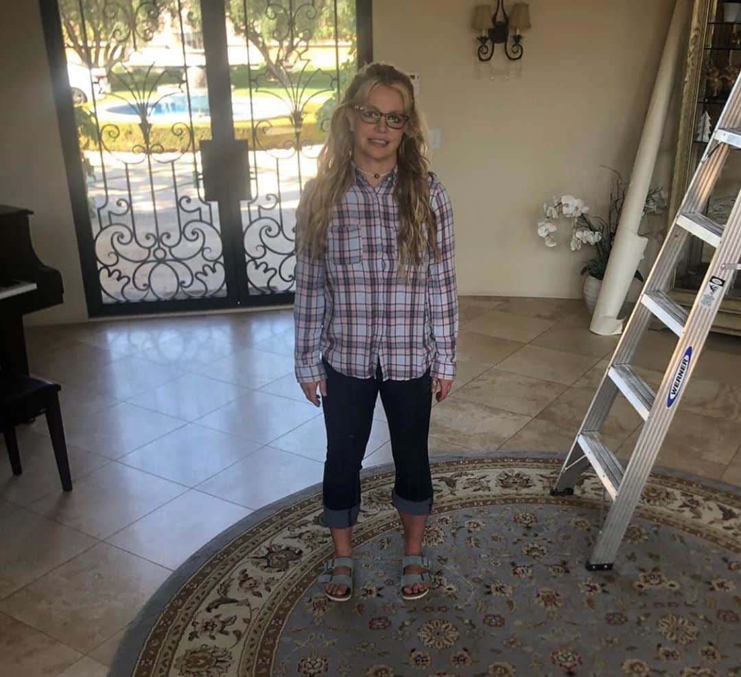 ヘザー・マクドナルドさんのインスタグラム写真 - (ヘザー・マクドナルドInstagram)「Deb & Coltee impressions are back! @sarahcolonna1 is on Juicy Scoop to discuss all the hottest topics. (Swipe to see some of the topics)   Kelly Ann Conway and her daughters Tik Tok, why Tyra Banks needs to fire her stylist, Deb & Coltee and that epic #90dayfiancehappilyeverafter Zoom Reunion.  & So much more!   ✨episode up at midnight」10月8日 8時05分 - heathermcdonald