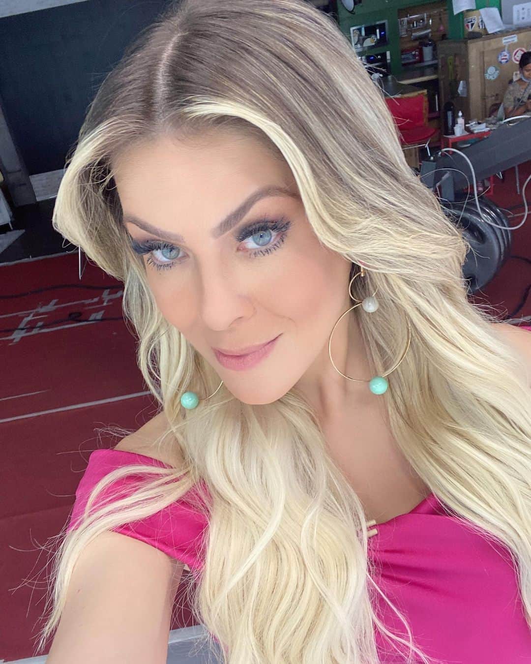 レナータ・ファンのインスタグラム：「Uma Selfie e paaaaaaaa!!!! Bastidores do @jogoaberto」