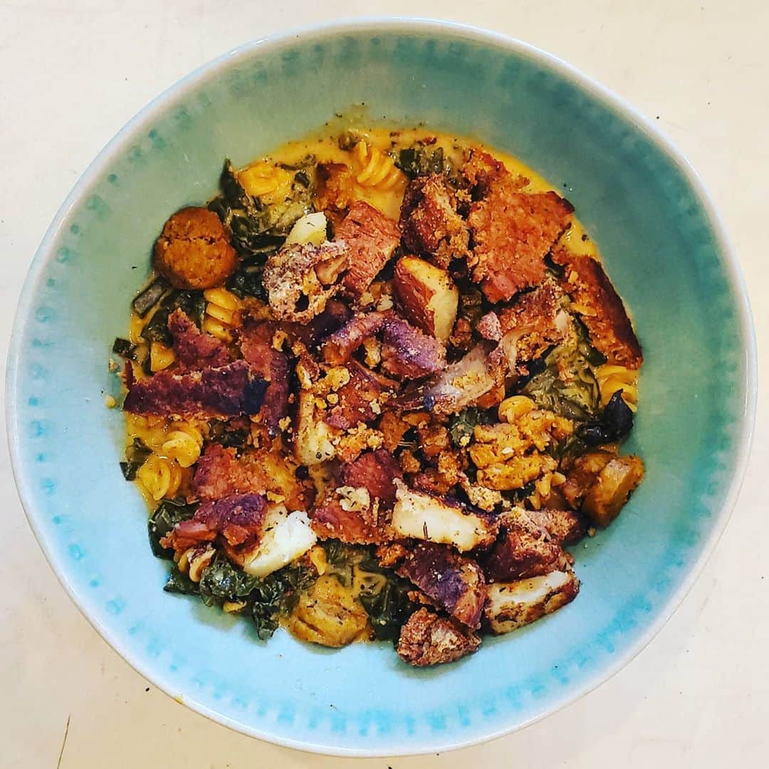 のインスタグラム：「PLANT BASED KALE POTATO MUSHROOM BRAT MACARONI AND CHEESE #GASOLINEKITCHEN  🧀🥬🥔🍄🌶🌭🌿 @hungryveganlion #macncheese rosemary  #potato #friedmushrooms #macaroniandcheese #veganmac #veganmacandcheese @yeahdawgvegan #chxmushroombrats  @jrorganicsfarm #organic #lacinatokale  @fineapplevegan #liquidgold #queso #veganqueso  @oatly oatmilk  @mountainroseherbs black pepper smoked chili flakes  #vegan #veganfood #whatveganseat #plantbased #vegetarian #VEGANGOOD #vegansofig #veganfoodie #foodie #plantbased #plantbasedfood #plantbasedfoodie #food @gasolineglamour #gasolineglamour  @gtfoitsvegan  @marketbox.sd  #MYMARKETBOX  #veganlion #yeahdawg  #jrorganicsfarm」