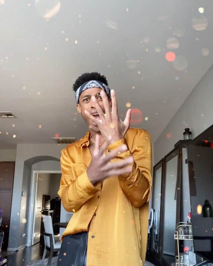 タイタス・マキン・ジュニアのインスタグラム：「Jackson West & Butterfly Ali got bored and came together to depict a lil groovy #unity 😏☕️ lol #5minutes by #butterflyali featuring Gigi the pooch ha」