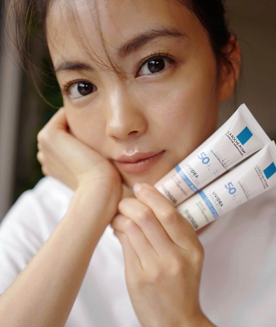 矢野未希子さんのインスタグラム写真 - (矢野未希子Instagram)「おはようございます✨  今日はLA ROCHE POSAY の UVイデア XLプロテクショントーンアップを使ってメイクしました😊  ピンクとホワイト2種類あるんだけど 今日はピンクで血色感とツヤ感をプラス💖 素肌のような透明感で肌も柔らかくふっくら見えてファンデつけずにベースメイクはこれで完成✨  急に寒くなってきて顔色まで寒そうに見えるこの頃❄️ 血色感、大切です💖  @larocheposayjp  #ふんわり血色感ピンク派  #ラロッシュポゼ  #トーンアップUV #あなたはどっちのトーンアップ派？ #pr」10月8日 8時39分 - mikko1104