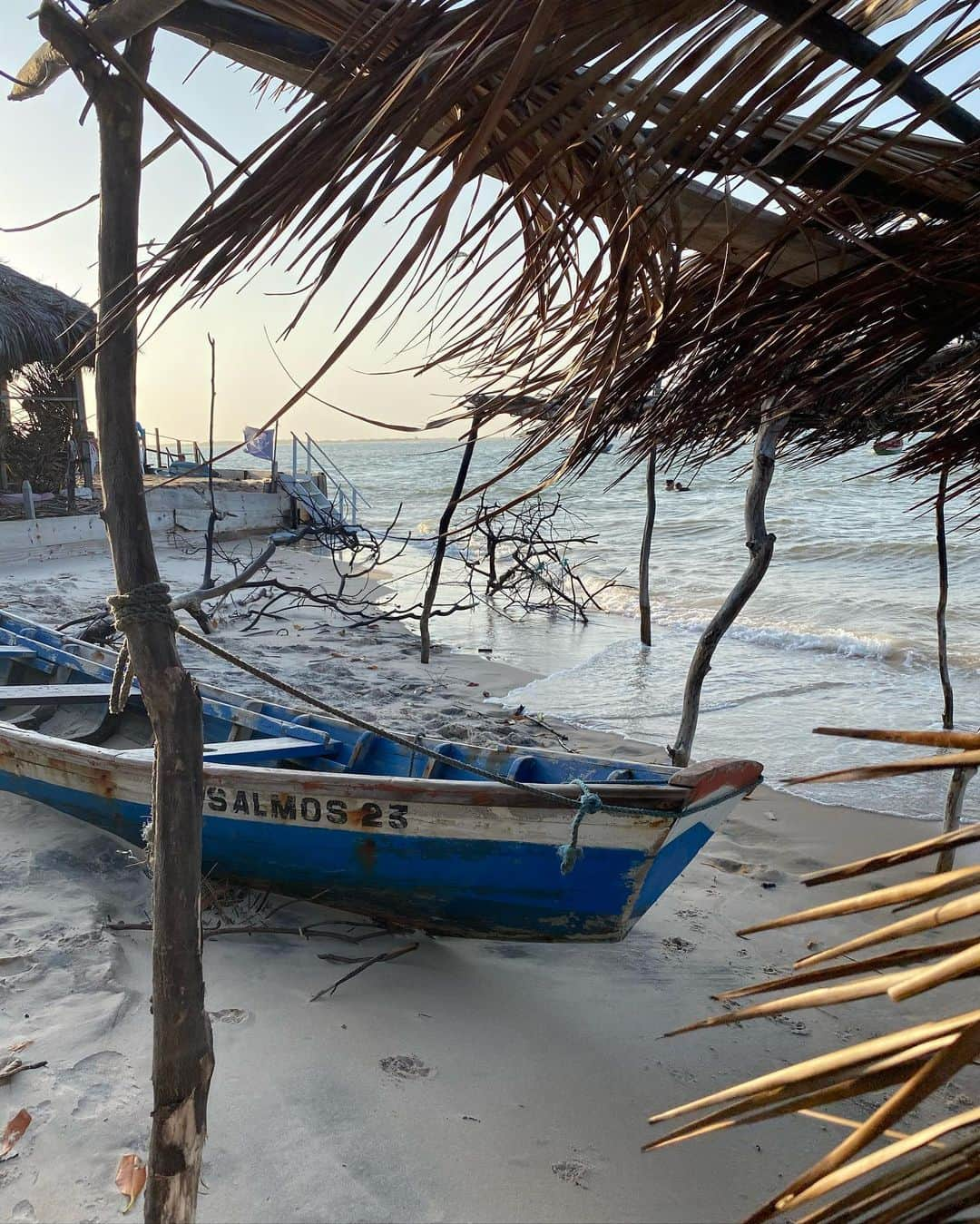 Garotas Estupidasさんのインスタグラム写真 - (Garotas EstupidasInstagram)「🇧🇷 Algumas das dúvidas mais recorrentes que recebi sobre essa viagem pros #lencoismaranhenses :  * COMO CHEGAR EM #ATINS: 3hrs de carro até Barreirinhas e depois mais 1hr de carro ou de barco (prefiro, vai pelo rio Preguiça) até Atins  * ONDE FICAMOS: pousada @atinscharmechales , indico 100%, amamos!! Pequenininha e charmosa, toda novinha e tem ar condicionado! Kkkk  *  LOCOMOÇÃO: as coisas são meio espalhadas (não tem um centrinho sabe), então eh bom alugar um quadriciclo como fizemos ou então usar os da pousada/restaurantes, eles levam e trazem os clientes. Preferimos pegar um pra não ter que esperar, mas super funciona esse esquema free!  *  NOSSA GUIA: @naturebespoke_atins, Nadna montou nosso roteiro lá e deu assistência total, mas nos deixando bem a vontade. Amamos!  * FALTA DE ESTRUTURA (?): olha, eu não me incomodei com nada nesse sentido. Acho que ATINS é um tipo de turismo mais roots e rústico, afinal é um vilarejo onde até pouco tempo não existia nada. Essa é a beleza do lugar, a vibe simples conta muito a favor! A beleza natural é incomparável e se a ideia é algo mais sofisticado, o destino a se visitar é outro! Aí vai pra Trancoso, St Barths sei lá kkkk  * COMO CHEGAR NOS LENÇÓIS: pode acessar por Santo Amaro (que fomos no primeiro dia e os lençóis são super perto, 10min de quadri), por Atins (esse vilarejo, paraíso do Kite e cheio de gringos!) ou Barreirinhas que tem o passeio do Rio Preguiças que é lindo, mas dos 3 é meu menos favorito!   * TEMPO DE VIAGEM: eu iria pra Barreirinhas, faria a travessia de barco pelo Rio Preguiça até Atins (acho mais legal que ir de carro!) e ficaria umas 3 ou 4 noites em Atins. Reservaria mais 1 dia inteiro pra conhecer mais de São Luís! Total isso, uns 6, 7 dias de viagem!   * MELHOR ÉPOCA PRA IR: entre junho e setembro é quando as lagoas estão mais cheias! #ccolencois #turismonobrasil」10月8日 8時40分 - camilacoutinho