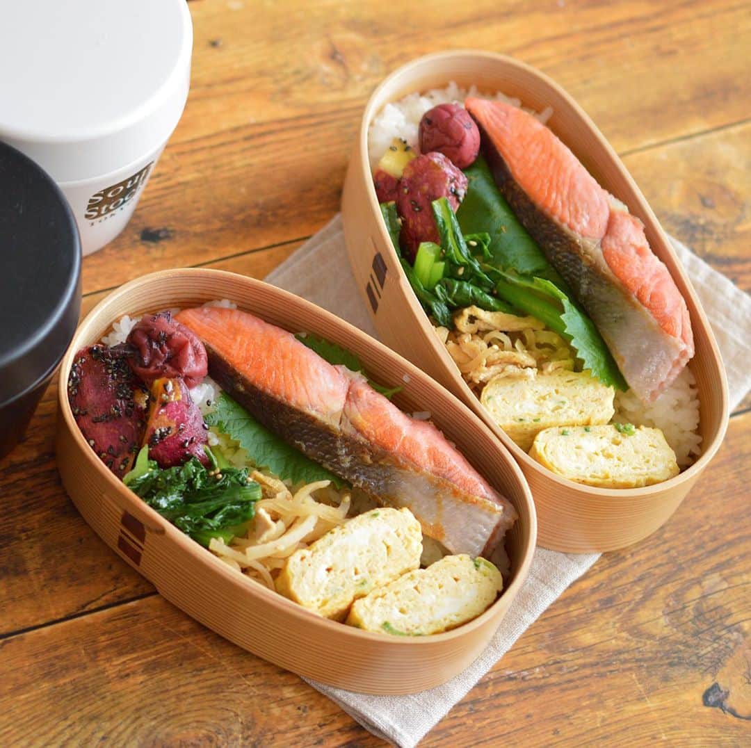yukiyoのインスタグラム：「2020.10.8* ・ 今日のお弁当 ・ 新米に焼き鮭 ネギ入り出汁巻 大根炒り 小松菜ナムル的なやつ 大学芋 ・ お湯を入れるお味噌汁付き ・ ・ 昨日の新米弁当 私は美味しくて むしろ炊き立てより美味い♡などと思いましたが ステンレス弁当箱ではイマイチだったみたいなので 今日は両方曲げわっぱです。 ・ ・ #ナムル的なと良く書いているのはニンニク無しで適当に作っている為なんですがナムルって書いても良いヤツかもね ・ #お弁当 #obento #bento #lunch #lunchbox #onthetable #japanesefood #暮らし #曲げわっぱ #lin_stagrammer #ロカリ #おうちごはんLover #マカロニメイト #IGersJP #フーディーテーブル」