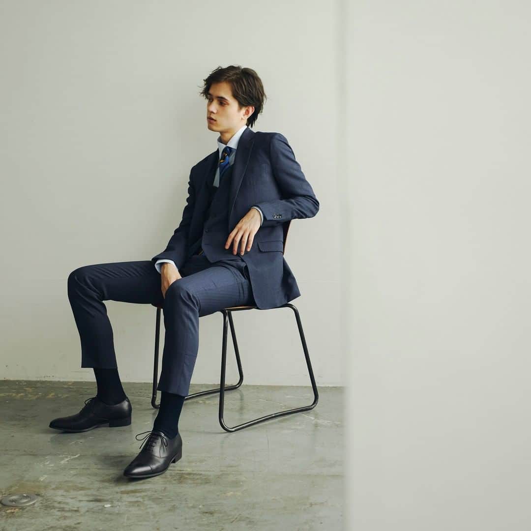 SUIT SELECT スーツセレクトさんのインスタグラム写真 - (SUIT SELECT スーツセレクトInstagram)「【3 PIECE】 おしゃれなブルーのワントーンコーデ。 タイのイエローを差し色に。 4Sってラク。 ・ SUIT ¥28,000 / SHIRT ¥3,800 TIE ¥3,800 / SHOES ¥12,000 (すべて税別) ・ ・ ・ #suit #スーツ #suitselect #スーツセレクト #スーツのある日常 #LEO ・ #メンズ #メンズファッション #メンズコーデ #ビジネス #シャツ #ストレッチ #ワントーン #ニューノーマル ・ #fashion #ootd #outfit #mens #mensfashion #menscode #2020 #2020aw #aw #bussines #3piece #onetone #supernoniron #stretch #softtouch #slim」10月8日 9時00分 - suitselect_japan_official