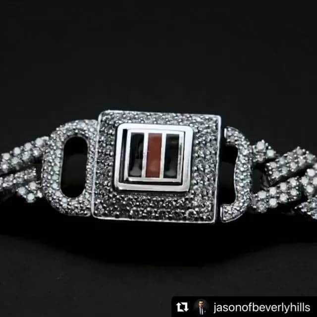 Jason of Beverly Hills Tokyoのインスタグラム：「@jasonofbeverlyhills  Not your generic Cuban link chain❗️   #diamonds #ダイアモンド﻿ #jewelry #ジュエリー #necklace #ネックレス﻿ #jasonofbeverlyhills #luxury #ジュエリー #beverlyhills #ビバリーヒルズ﻿ #jasonofbh #ロサンゼルス #ラスベガス﻿ #カスタムデザイン﻿ #カスタムジュエリー﻿ #銀座 #ブティック」