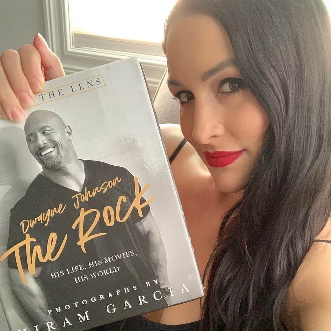 E! Onlineさんのインスタグラム写真 - (E! OnlineInstagram)「Nikki Bella is giving her honest thoughts after followers turned her promotion of a friend's book into a political debate...about The Rock. This #TotalBella explains at the link in our bio. (📷: Instagram)」10月8日 9時01分 - enews