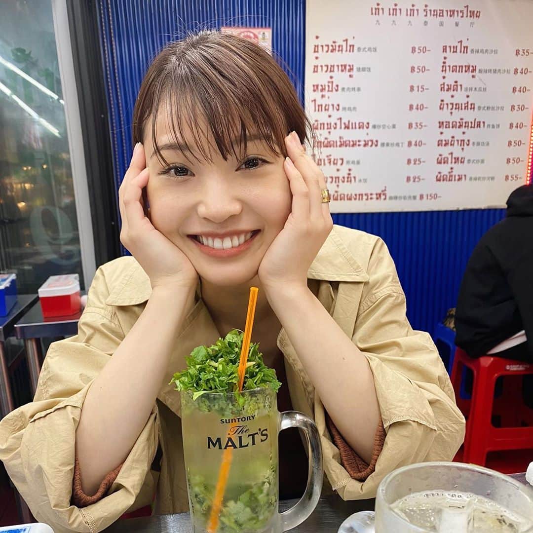 三橋栄香のインスタグラム：「パクチーハイボールを目の前にして不自然な笑みを浮かべる私 #実は一口も飲んでない」