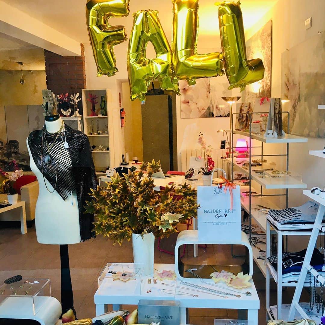 メイデンアートさんのインスタグラム写真 - (メイデンアートInstagram)「I ♥️ Fall 🍁🍁🍁 Vetrine Autunnali / Fall Shop Windows 😍😍😍 . View the full pictures in our IG story😘 .  #falljewelry #handmadejewelry #jewelry #oneofakindjewelry #fallfashion #fall #fallearrings #smallbusiness #handmade #autumnjewelry #etsy #fallcolors #handmadewithlove #luxurydiamonds #luxurylifestyle #earrings #autumnvibes #jewelryaddict #fashion #shopsmall #custommadejewellery #bestjewelrystore #bestinboca #galajewelry #voguemagazine #delraybeach #miami #bocaraton #weddingjewelry #bhfyp」10月8日 0時16分 - maidenart