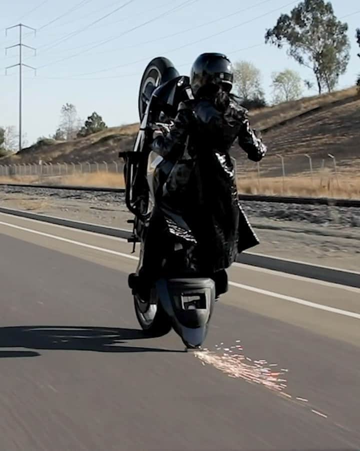 アレキサンダー・ワンのインスタグラム：「Alexa, play “Ruff Ryders’ Anthem.” -  STRONG SUIT by @robynstunts  this video was executed by a professional stuntperson. Please wear Wang responsibly. Don’t try this at home.」